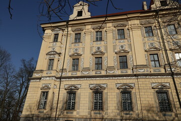 Zabytkowy pałac w środkowej europie w promieniach słońca.  - obrazy, fototapety, plakaty