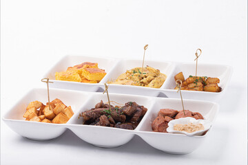 Comida tradicionales servidas en pocillo
