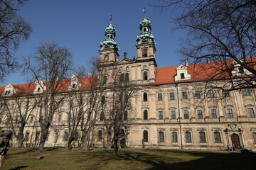 Zabytkowy pałac w środkowej europie w promieniach słońca. 
