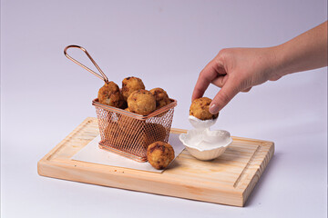 Pelotas de mandioca rellenado con carne y queso