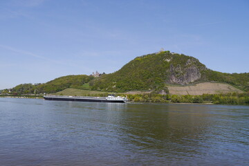 Fototapeta na wymiar Rhein mit Schlepper und Siebengirge