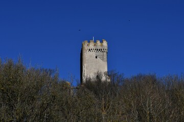 Fototapeta na wymiar Bergfried / Burgturm der Burg Olbrück bei Niederdürenbach / Eifel