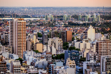 paisaje en atardecer de edificios en la ciudad de buenos aires 