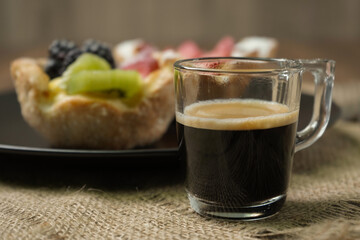 ravvicinato di tazzina di caffè e dolce per colazione