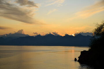 Fototapeta na wymiar Stunning sunset over the sea with mountains in Antalya, Turkey