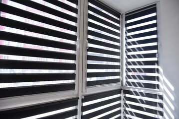 Obraz premium sunlight breaks through the blinds