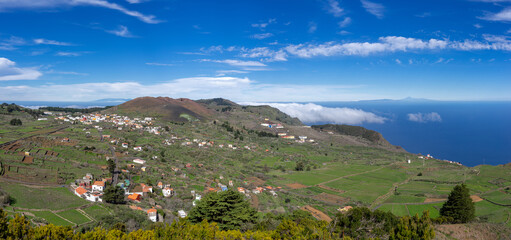 San Andres auf der Insel El Hierro, Kanarische Inseln, Spanien - Blick von oben auf die malerische Landschaft mit Wiesen und Feldern  - obrazy, fototapety, plakaty