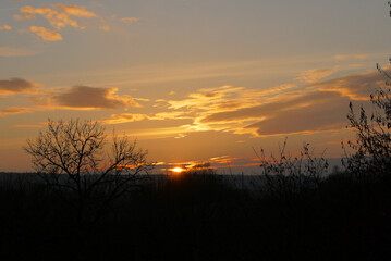 Obraz premium Couché de soleil dans le bocage virois