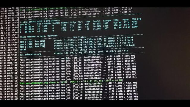Software de miner&iacute;a de criptomonedas captado corriendo en un pc con 3 GPU &oacute; graficas y resolviendo c&aacute;lculos en las l&iacute;neas verdes