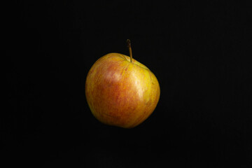 Manzana en fondo negro