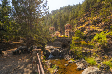 Fototapeta na wymiar Small orthodox church with wonderful nature in autumn colors.