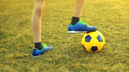 Fototapeta  Piłka nożna. Chłopiec grający w piłkę na boisku. A boy playing soccer on the field. obraz