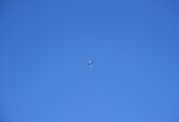 Flugzeug am blauen Himmel
