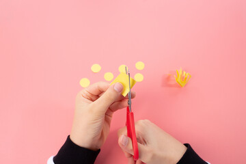 cut out circle from paper, for kids, step by step instruction, DIY