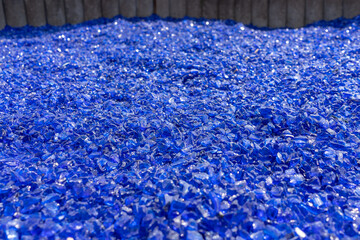 Blaues Altglas, bereit zum recyceln in der Sortieranlage