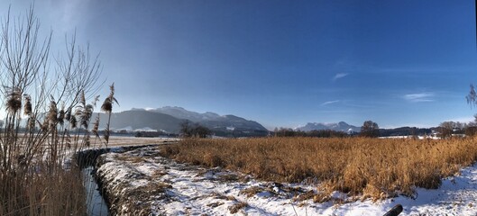 Feld und Wasser Graben im Winter vor Alpen Silhouette, Chiemgau, Bayern, Deutschland