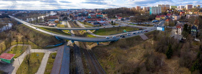 Gorzów Wielkopolski, widok z lotu ptaka na estakadę nad linią kolejową, rejony mostu lubuskiego i ronda przy ulicy warszawskiej.