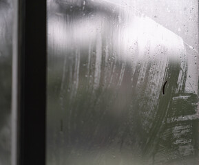 detalle de vidrio de ventana empañado en día frío con lluvia en el exterior 