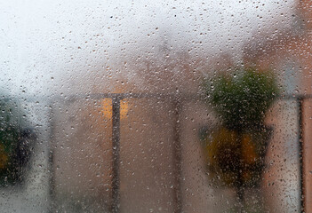 detalle de vidrio de ventana empañado en día frío con lluvia en el exterior 