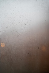 detalle de vidrio de ventana empañado en día frío con lluvia en el exterior 
