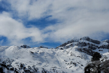Fototapeta na wymiar Snow-capped mountains of the Pyrenees (1)