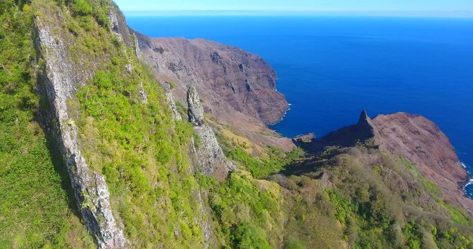 vol a&eacute;rien de la cote sud de l'ile de UA HUKA dans l'archipel des marquises en polyn&eacute;sie fran&ccedil;aise 