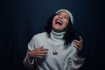 Chica riendo a carcajadas