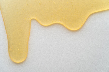 Obraz premium Honey flowing down the white wall.
