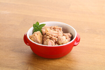 Canned tuna fish with oil