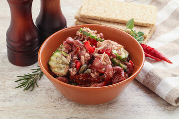 Tuna salad with bean and tomato