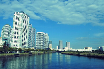 Fototapeta na wymiar 川沿いに立つマンション群　city skyline