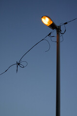 夕暮れに浮かぶ街灯　old lamp