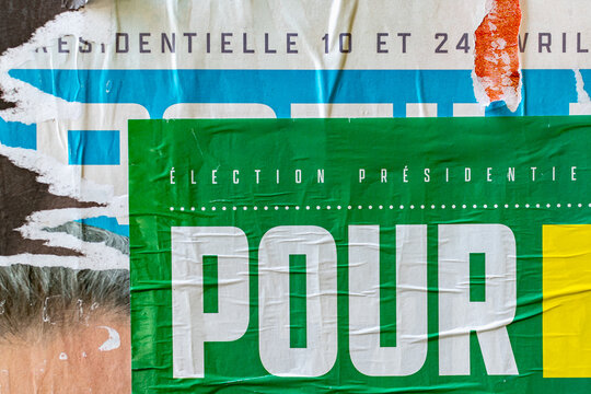 Superposition d'affiches pour les &eacute;lections pr&eacute;sidentielles fran&ccedil;aises d'avril 2022