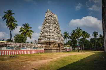 Thirukalukundram is known for the Vedagiriswarar temple complex, popularly known as Kazhugu koil...