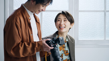 撮影する男性カメラマンと女性モデル