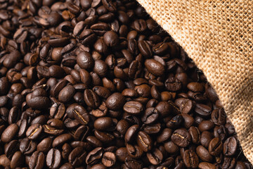 焙煎後のコーヒー豆と麻袋