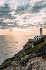 Fototapeta premium Leuchtturm von Cala Ratjada auf Mallorca in Spanien vertikal