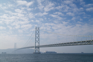 Fototapeta na wymiar 明石海峡大橋と下を通過する船舶