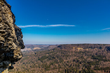 Frühlingshafte Entdeckungstour rund um die prächtige Burg Hohenzollern - Baden-Württemberg -...