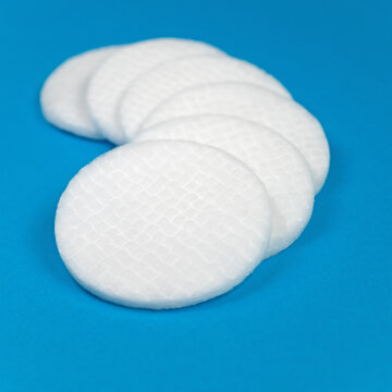 Wattepads isoliert vor blauem Hintergrund