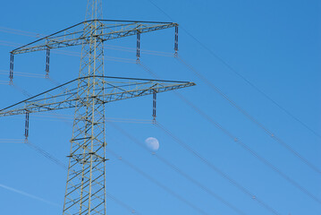 Hochspannungsmast mit Mond