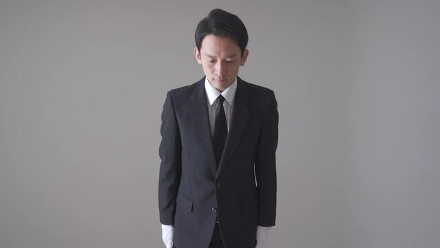 一礼する葬儀スタッフ