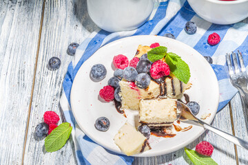 Classic cheesecake with berries