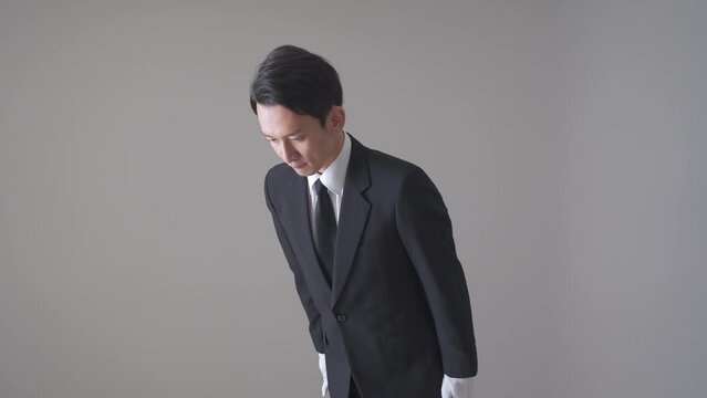 一礼する葬儀スタッフ