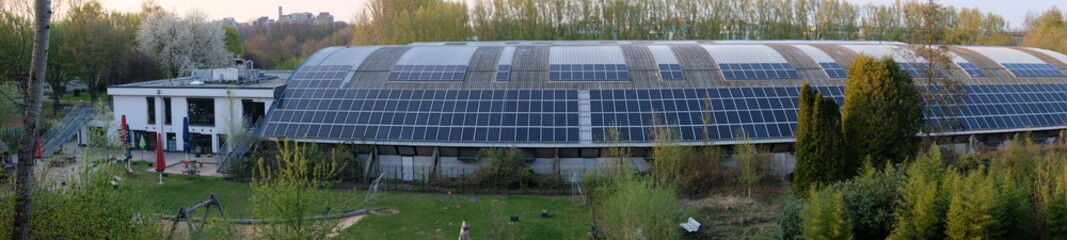 FU 2021-04-20 Cross 30 Auf dem Hausdach sind Solarplatten