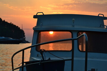 Fototapeta na wymiar Sunset across the boat