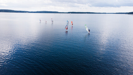 Fototapeta na wymiar nauka pływania na windsurfing, żeglarstwo, szkoła pływania