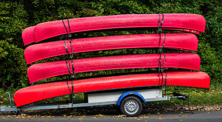 Rote Kanus auf einem Transportwagen
