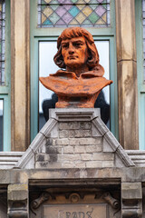 Vertical shot of a sculpture on the facade of a building in Ghent, Belgium