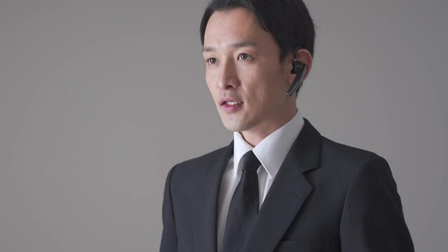 インカム,ヘッドセットをつけて話す男性